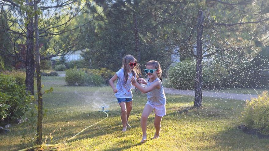 Skvelé spôsoby, ako sa deti môžu hrať počas  letných dní