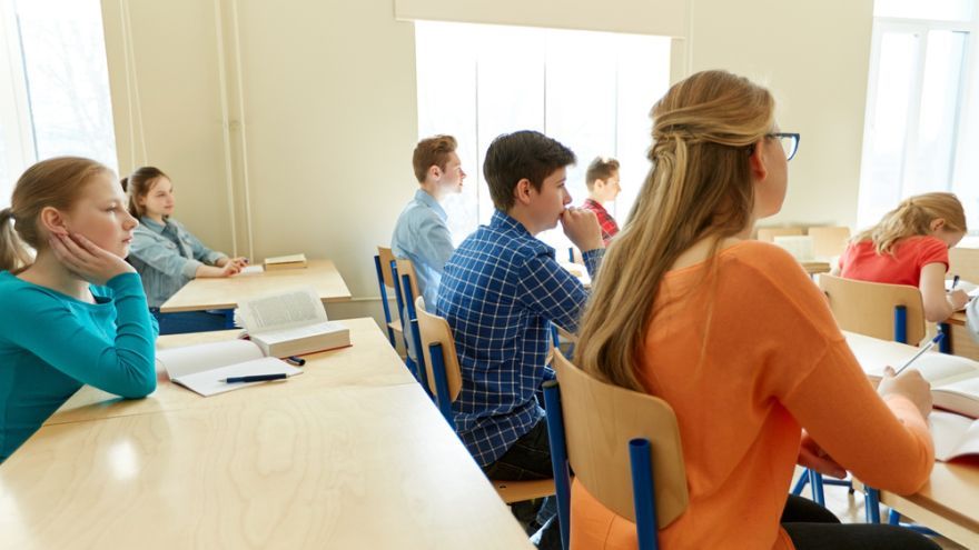 Začiatok školského vyučovania určuje riaditeľ po prerokovaní pedagogickou radou a radou školy najskôr o 7.00 a najneskôr o 9.00 h. 