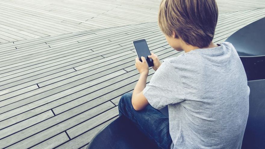 Digitalizácia je skvelým pomocníkom, pokiaľ ju dokážeme využívať rozumne vo svoj prospech. Keď sa staneme na nej závislí alebo počet hodín prežitých s ňou nemáme vôbec pod kontrolou, môže nám spôsobiť množstvo problémov.