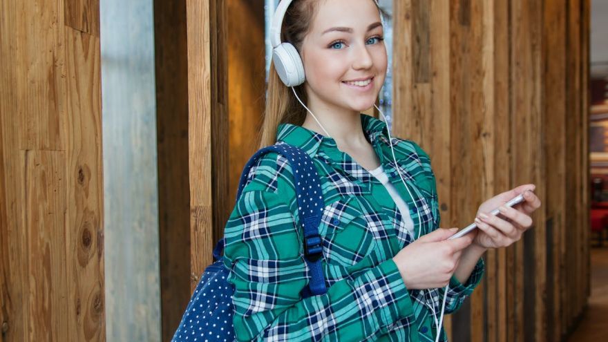 Stredoškoláci majú šancu získať plne hradené štipendium na jednej zo siedmich stredných škôl v zahraničí