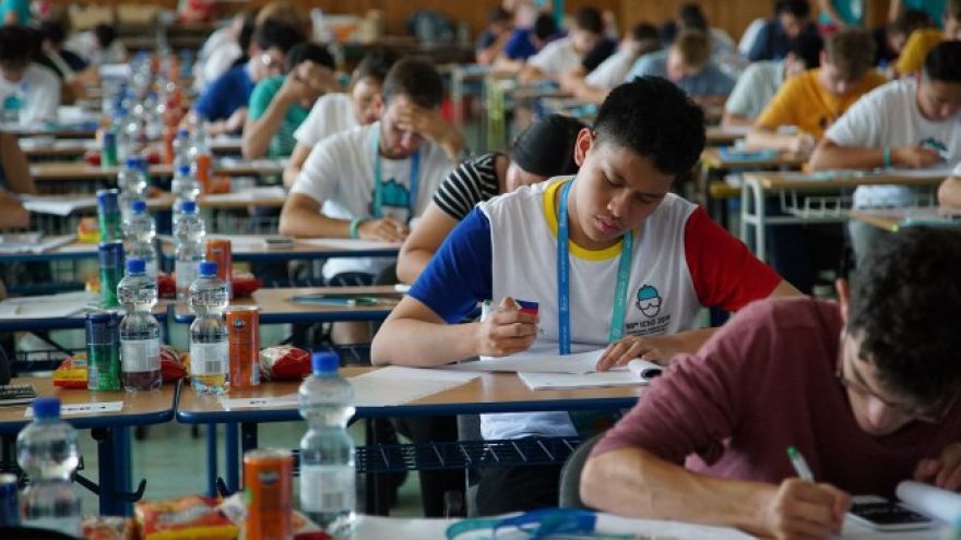 Zo 76 súťažiacich krajín si najlepšie počínala Čína a USA so štyrmi zlatými medailami.