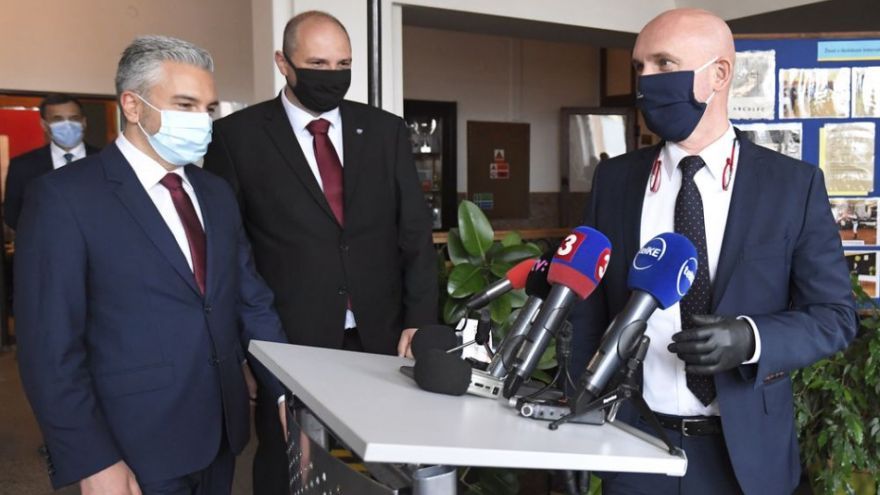 Minister školstva dnes pokračoval na východe v diskusii o otváraní škôl. 