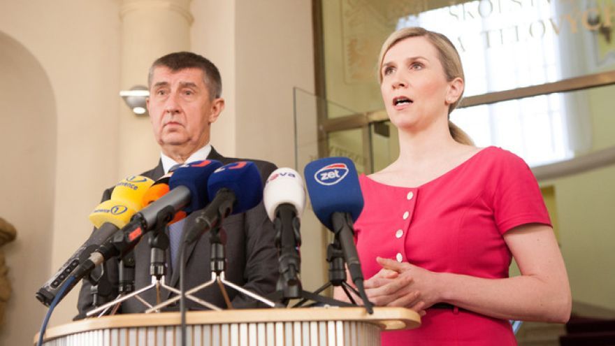 Českí učitelia začnú nový školský rok s vyššími platmi, uviedla ministerka školstva K. Valachová a minister financií A. Babiš.
