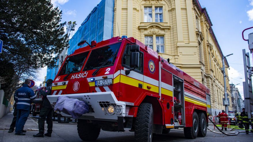 Na bratislavských Palisádach horí strecha základnej školy, deti evakuovali