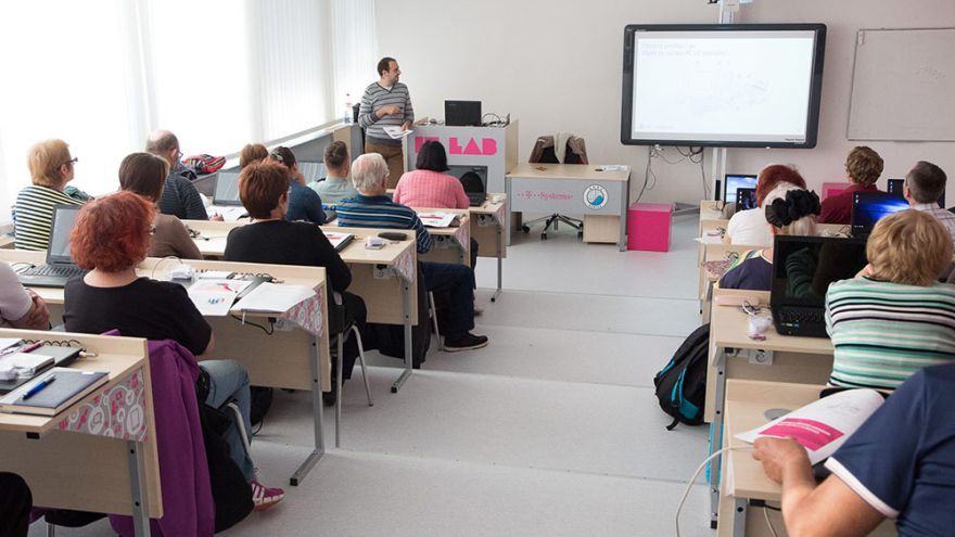 Dôchodcovia sa naučia lepšie porozumieť moderným technológiám na školení AjTy Senior z dielne T-Systems Slovakia.