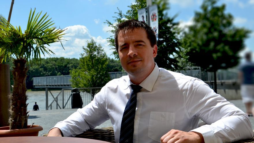 ALEXANDER JAKUBČO je učiteľ, ktorý odišiel z výbornej školy pre nadané deti v Bratislave a prijal pracovnú výzvu organizácie Teach for Slovakia (TFS), čo pre neho znamenalo 2 roky života v drastických podmienkach.