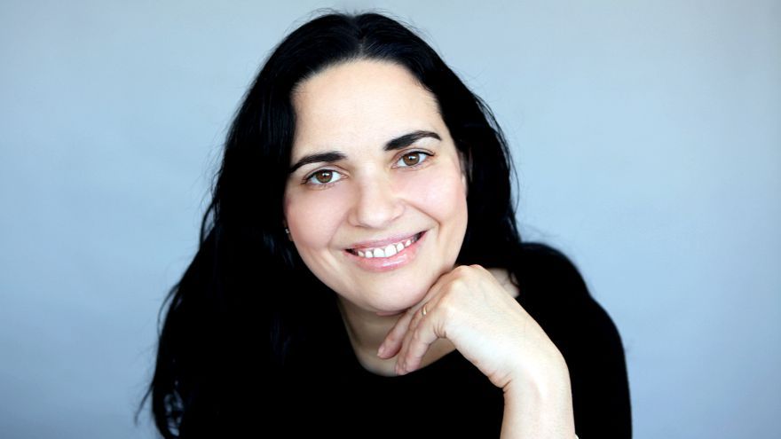 Alexandra si myslí, že skoré materstvo prinúti dievča rýchlo dozrieť. Zodpovednosť za to krehké dieťa vo vašom náručí vám dá energiu zvládnuť aj nemožné.