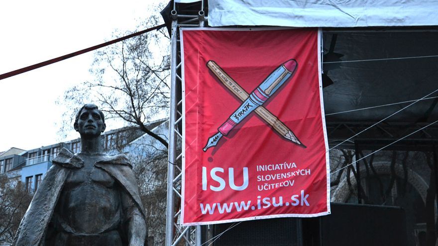 Iniciatíva slovenských učiteľov (ISU) považuje zvyšovanie miezd za nedostatočné a kritizuje, že je v rozpore s plánovanou reformou.