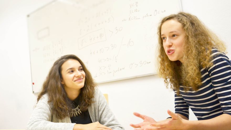 Pavla Geschwandtnerová a Tereza Rebeka Koreňová (Zľava ) rozprávajú, ako možno do školy chodiť s radosťou.