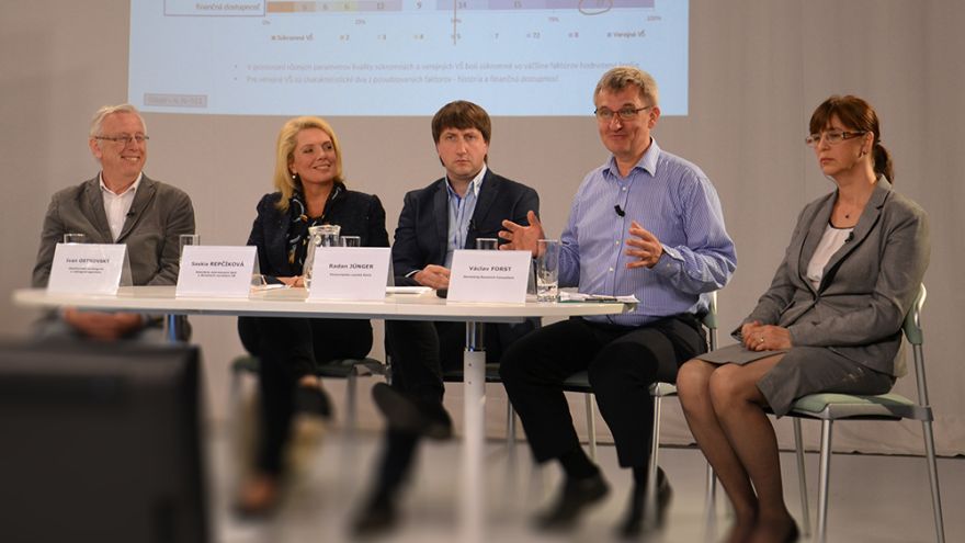 Prieskum o vysokých školách / Zľava: I.Ostrovksý (ARRA), S. Repčíkova (ASŠaŠZ SR),  R. Jünger (PEVŠ) V. Frost ( STEM/MARK)
