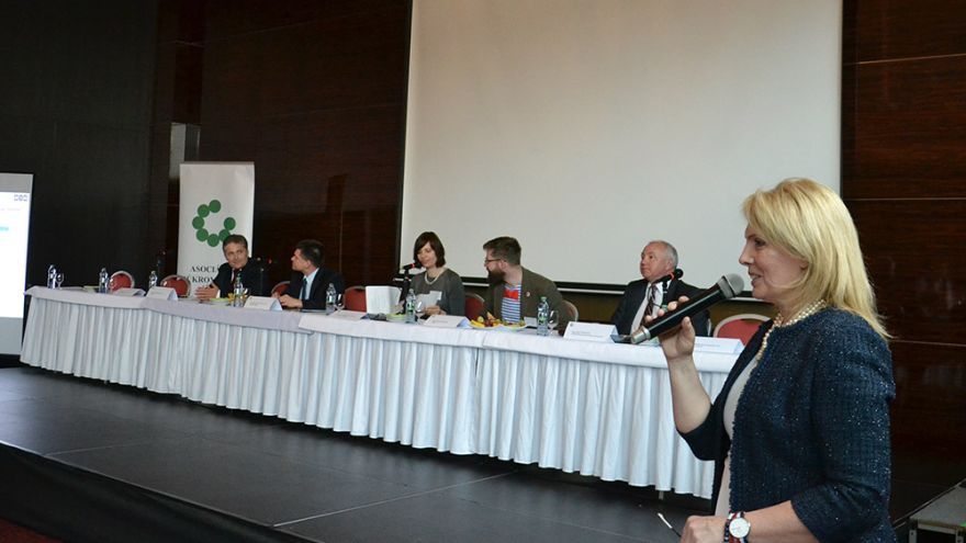 Konferencia Stavanie mostov (Zľava) Ľubomír Petrák (SMER), minister školstva Peter Plavčan, Veronika Remišová (OĽaNO), Martin Poliačik (SaS), Jozef Turčány (ZMOS)