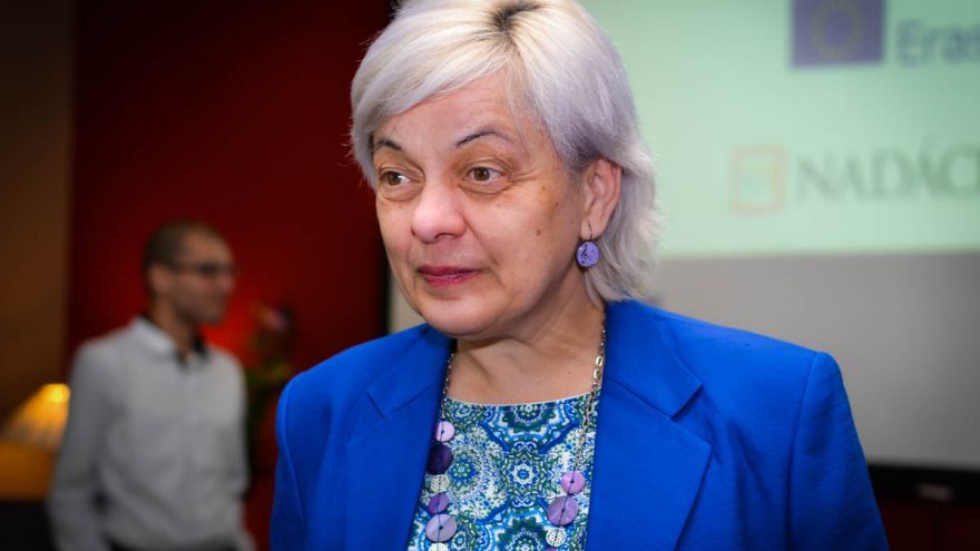 Riaditeľka ZŠ v Novákoch Anna Chlupíková hľadá všetky dostupné možnosti, ako zlepšovať vyučovanie na ich škole. Keďže si asistentov pre žiakov finančne škola dovoliť nemohla, tentoraz využila možnosť využiť pomoc nezamestnaných cez úrad práce.
