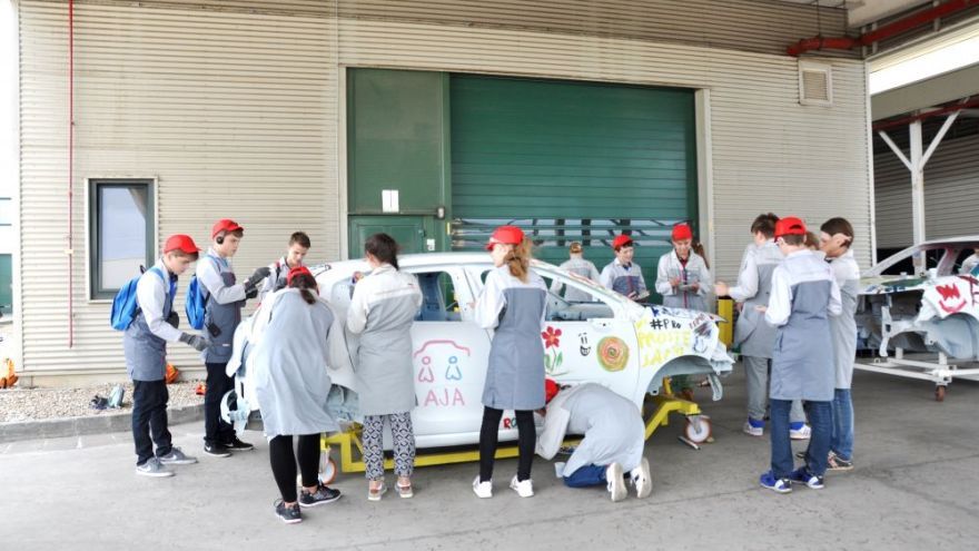 Deti môžu vďaka Automobilovej junior akadémii počas leta spoznať automobilový priemysel zblízka. 