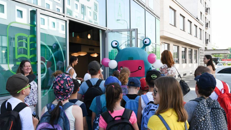Deti a pani učiteľky zo Základnej školy na Škultétyho 1 v Nitre na zážitkovom vyučovaní vo vzdelávacom centre v Bratislave. 
