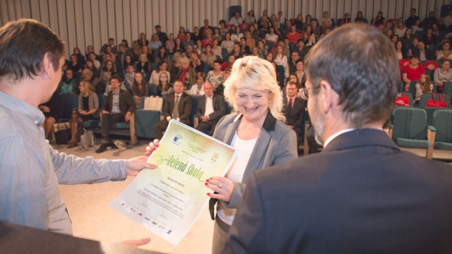 Vo Zvolene slávnostne odovzdávali medzinárodný certifikát a vlajku programu Zelená škola.