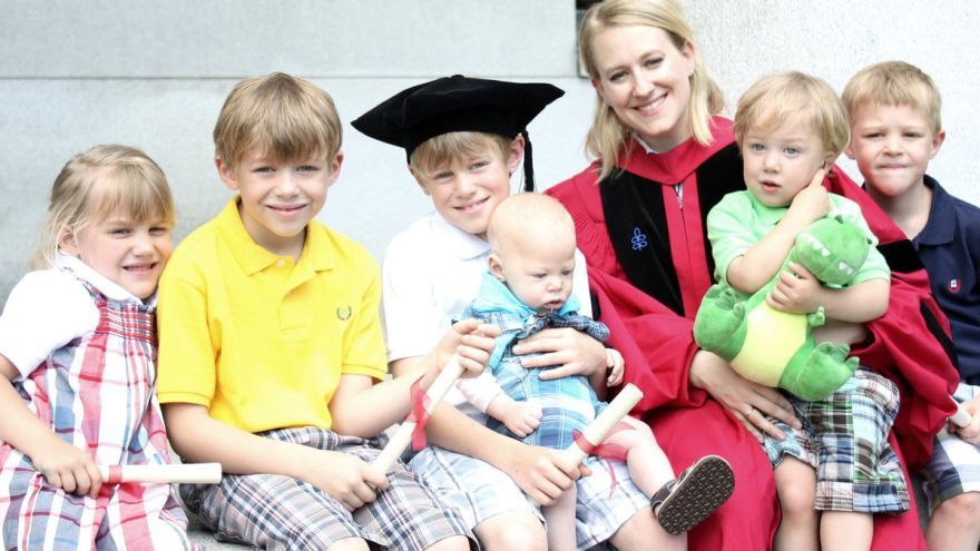 Profesorka Catherine R. Pakaluková so svojimi deťmi.