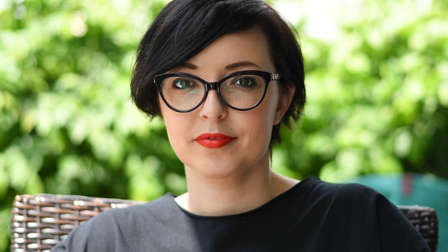 Edit Hajdu Sliacka je ilustrátorka detských kníh a mama dvoch synov. Aby dopriala svojím deťom šťastnejšie detstvo, rozhodla sa s manželom vzdelávať deti doma. 