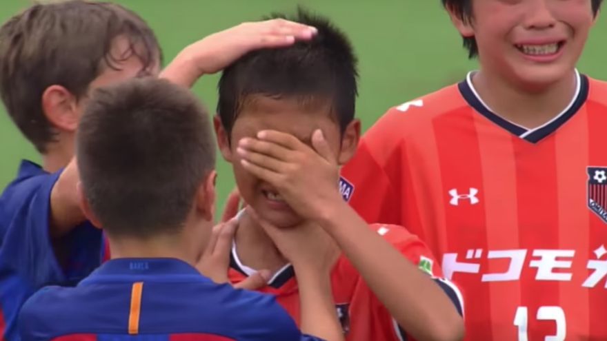 Malí futbalisti z FC Barcelona ukázali v Tokiu svetu, ako možno s pokorou prijímať víťazstvo.