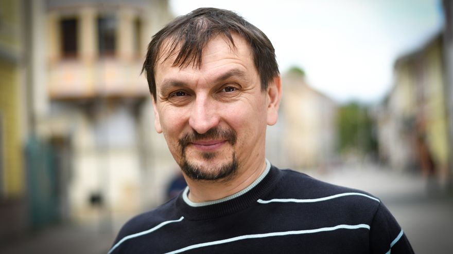 Juraj Hipš viedol 18 rokov neziskovú organizáciu Živica. Vďaka nej získal bohaté skúsenosti, o ktoré sa s učiteľmi rád delí. 