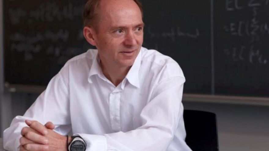 Slovenský profesor Juraj Hromkovič z ETH z Zürichu vo Švajčiarsku prednášal začiatkom januára o škole budúcnosti na pôde STU v Bratislave. 