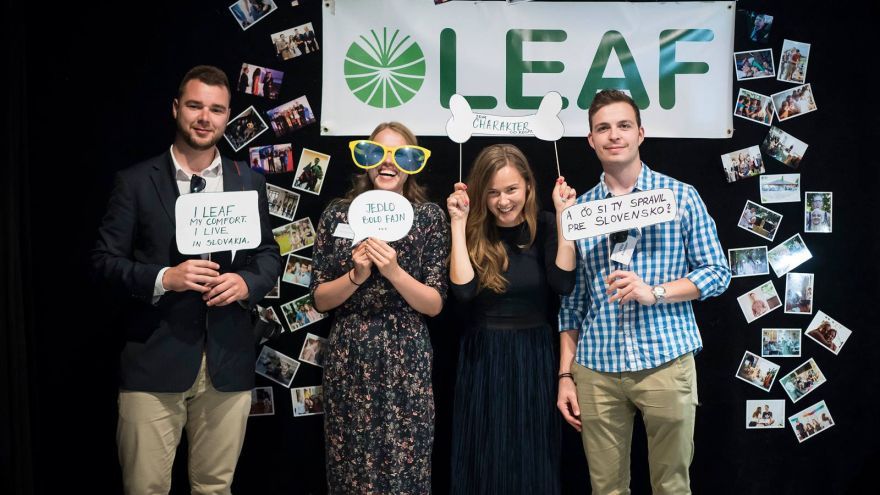 Nezisková organizácia LEAF chce šikovných mladých Slovákov dostaťí naspäť na Slovensko.