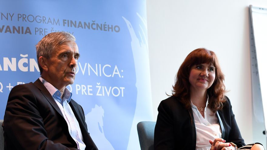 Program FinQ má za cieľ zlepšiť finančné vzdelávanie detí a mládeže. (Zľava: Štefan Máj a Danica Lacová z Nadácie Slovenskej sporiteľne)