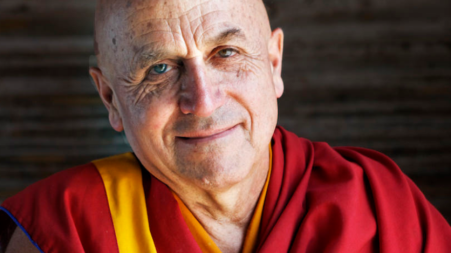 Matthieu Ricard tvrdí, že ľudia by mali byť menej sebeckí a nechať sa viac viesť altruizmom. 