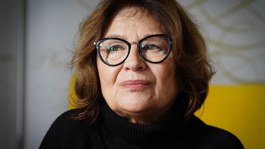 Herečka Emília Vášáryová počas odovzdávania symbolického šeku s výťažkom z Plesu v opere určeného na inkluzívne vzdelávanie detí.