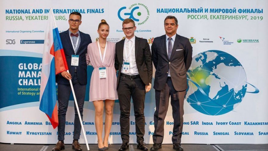 Tím UNIZA skončil ôsmy vo svetovom finále manažérskej hry. Na fotografii: Karin Beláková, Patrik Maruňák a Bruno Grinč a 