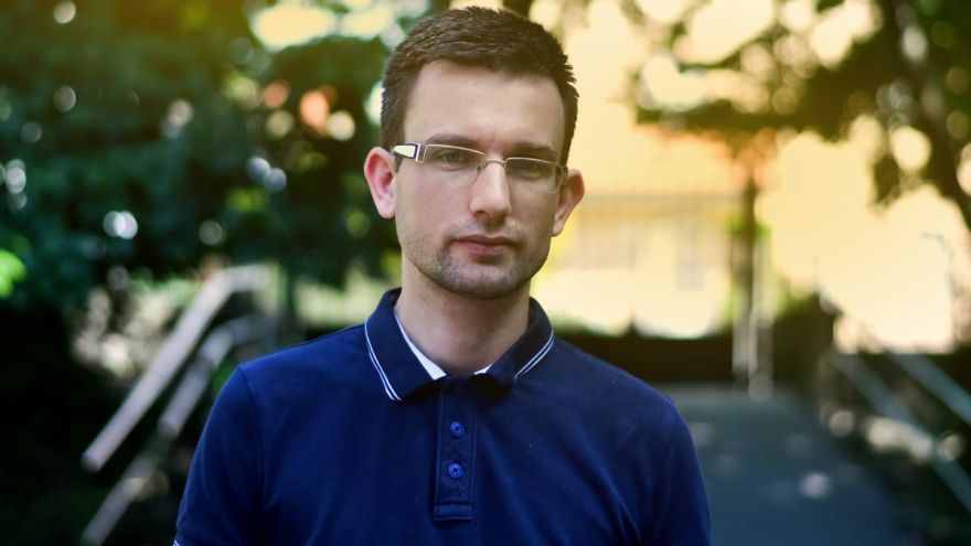 Učiteľ a špeciálny pedagóg Viktor Križo v mene Inklukoalície upozorňuje, že na Slovensku pokračuje porušovanie ústavného práva rovnakého prístupu na vzdelanie pre všetkých. Na školách stále zúfalo chýbajú asistenti učiteľov a odborní zamestnanci.