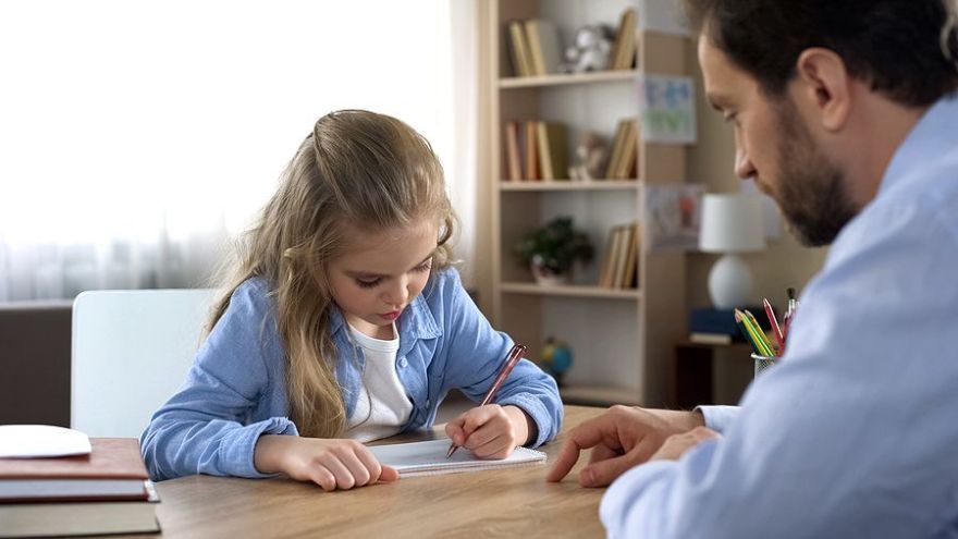 Deti s ADHD potrebujú pri učení, okrem iného, aj presné pravidlá, režim a štruktúru. Dištančná výučba v určitom zmysle ponúka viac voľnosti, ale zároveň vyžaduje veľkú sebadisciplínu. 