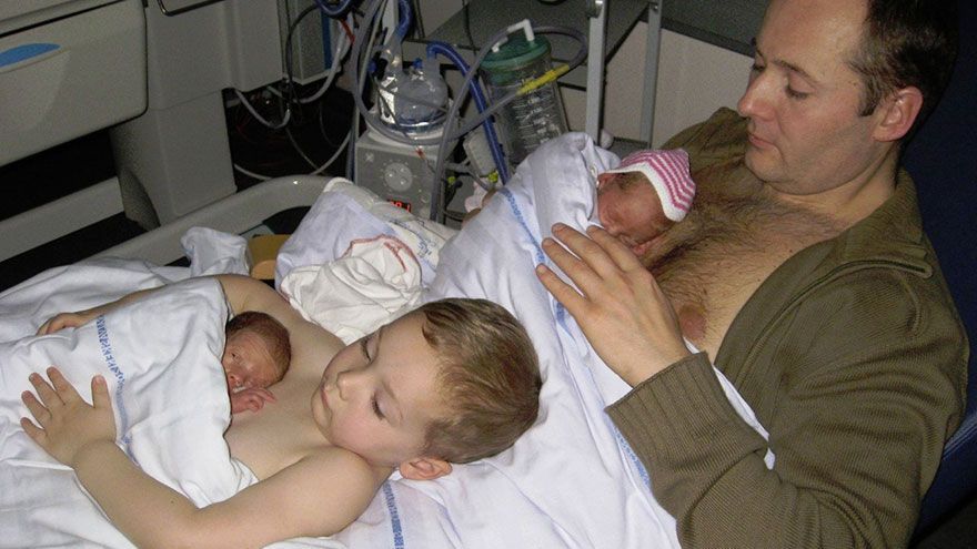 Synček pomáha oteckovi s ich predčasne narodenými dvojičkami