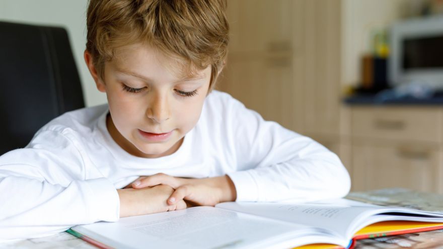 Žiaci, ktorí trpia dyslexiou majú pri čítaní sťažené podmienky, ale aj učitelia im môžu viacerými spôsobmi pomôcť.