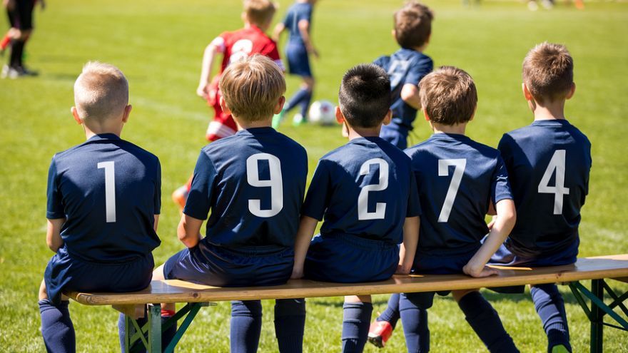 Anglickým deťom v nadväznosti na zistenia z výskumu zakázali hlavičkovanie pri futbale.