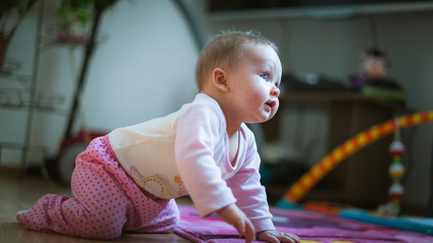 Chcete, aby už vaše dieťa lozilo, sedelo či chodilo? Nepomáhajte mu! Odborníčka radí, prečo sa vyhnúť pomáhaniu najmenším pri objavovaní ich vlastných schopností.