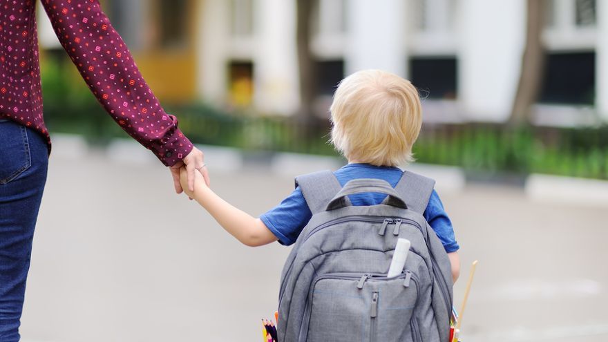 V porovnaní s materskou školou vyžaduje všedný deň v škole od dieťaťa väčšiu mieru samostatnosti. Musí si zvykať na množstvo nových vecí. Ako prváka na školu pripraviť?