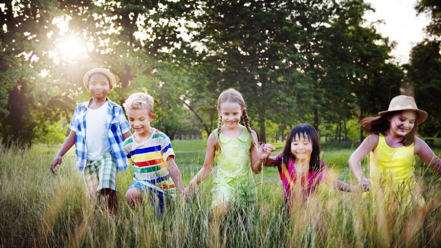 Deti možno viesť prirodzene pri výchove k empatii viacerými aktivitami. Making Caring Common Project navrhol pre rodičov niekoľko inšpirácií.