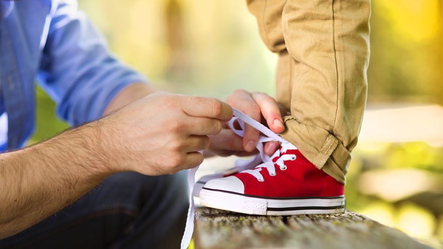 Určite  ste si všimli, že niektoré deti sú sebeckejšie ako iné. Niektoré sa podelia so svojimi vecami hneď, iné nikdy. Od čoho to závisí? Je egoizmus vrodený alebo naučený?