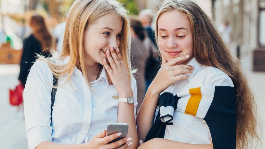 Sociálne siete nám umožňujú spájať sa a zbližovať, nachádzať zaujímavý obsah a inšpirovať sa k pozitívnym zmenám. Prinášajú ale aj isté riziká a preto by sme sa mali vzdelávať, ako ich využívať bezpečne.