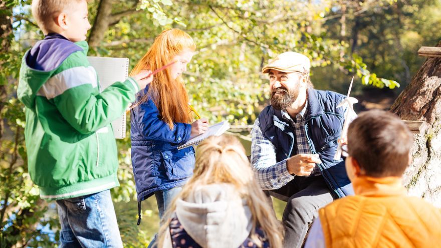 Deti spoločne s učiteľmi a rodičmi pracujú na osadení apidomčeka, terapeutickej drevostavby v areáli školskej záhrady, v ktorej budú sledovať život včiel. 
