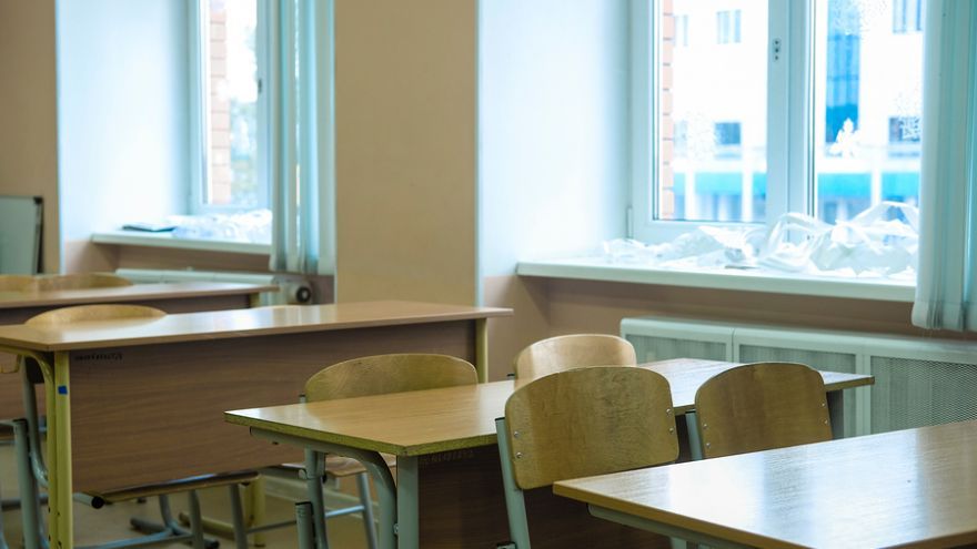 Úplné otváranie škôl, čo sa týka druhého stupňa základných škôl a stredných škôl, zatiaľ neprichádza do úvahy, tvrdí hlavný hygienik SR Ján Mikas.