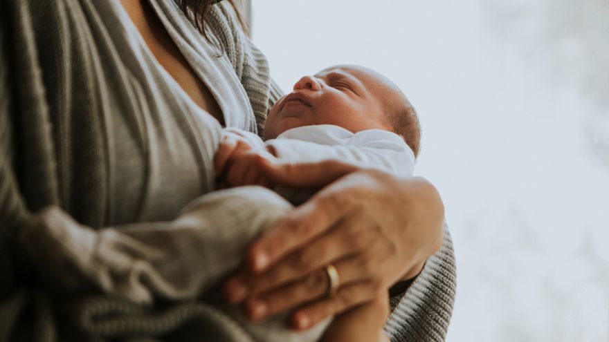 Príbeh malej Alicky je dôkazom, že starostlivosť o adoptované dieťa je rovnako náročná, ak nie viac, ako o vlastné. Napriek tomu dokáže urobiť rodičov šťastnými.