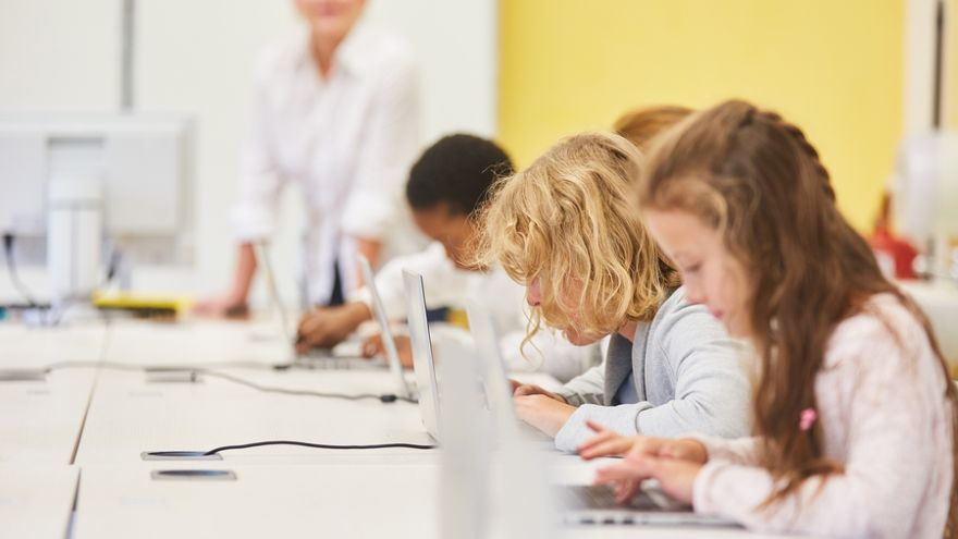 Financie na digitálne technológie už niektoré školy dostali.