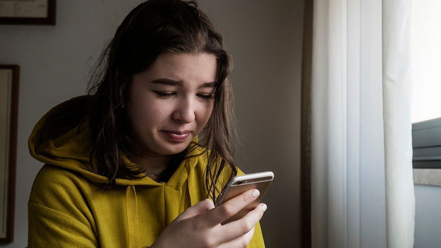 Príchod sociálnych médií zmenil spôsob, akým mnohí dospievajúci prežívajú vzťahy, bežné adolescentné pocity neistoty, úzkosti a osamelosť. Niektorí dospievajúci využívajú bežné formy sebapoškodzovania, iní digitálne sebapoškodzovanie.