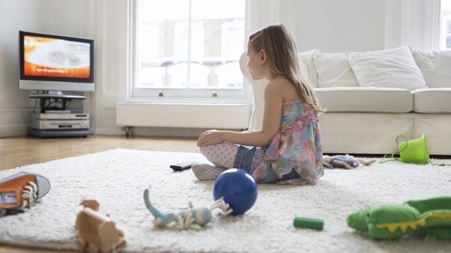 Časté vysedávanie pred televízorom poškodzuje kosti detí, upozorňujú vedci