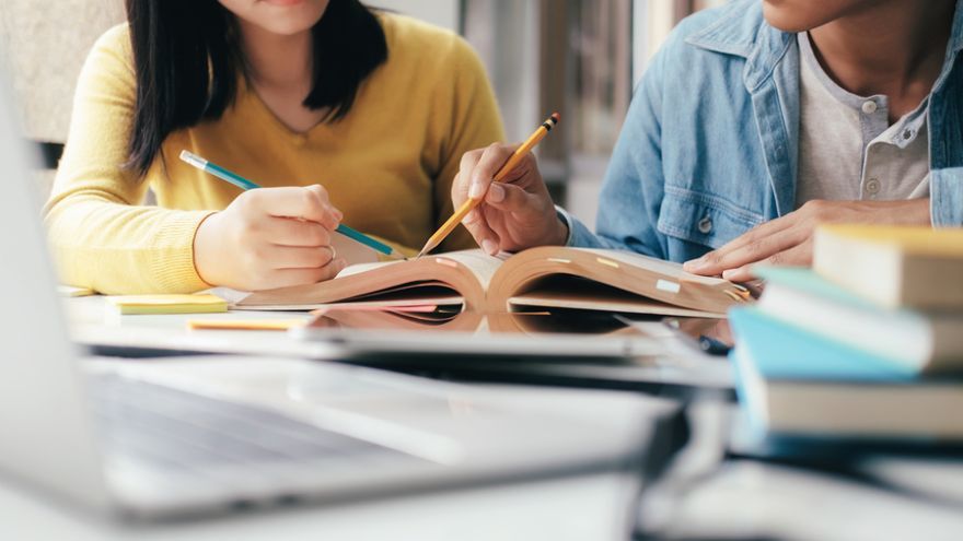Niektorých študentov do konca školského roka čakajú ešte prijímacie pohovory či maturitné skúšky. 