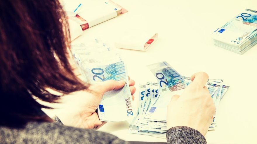 Financie po svadbe: Spoločné alebo oddelené? Nech sa už páry rozhodnú pre akýkoľvek model, v každom z nich sa očakáva dôvera a zodpovednosť.