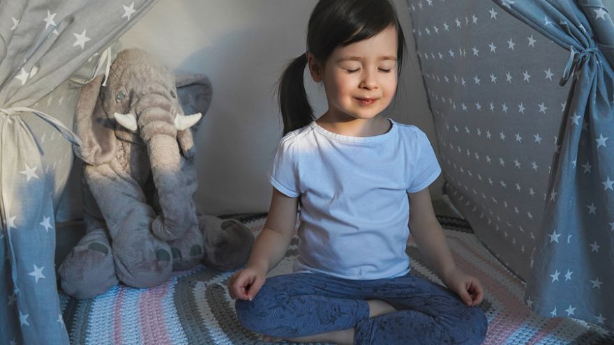 Všímavosť (mindfulness) nám môže do života priniesť veľa spokojnosti, preto je ideálne zoznamovať s aktivitami zameranými na všímavosť už deti.