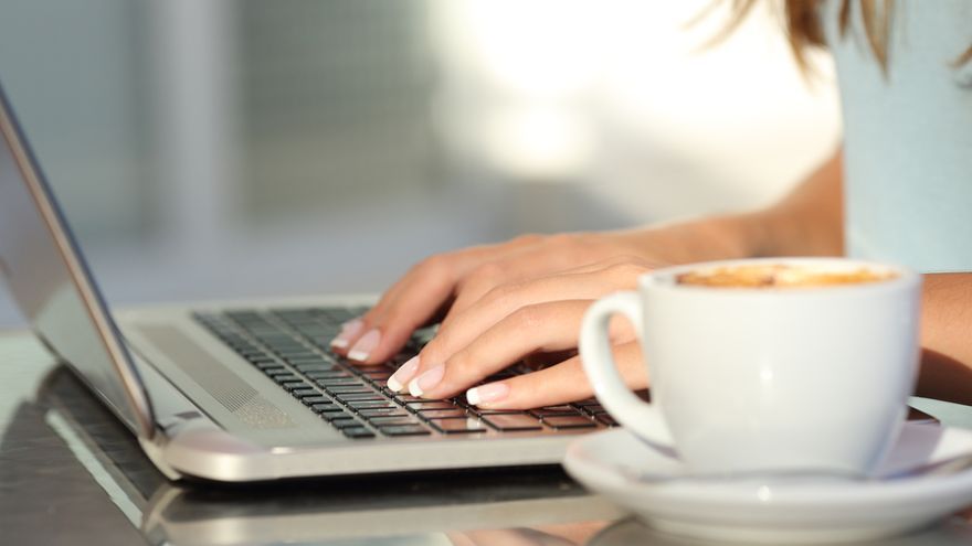 Dnes už internet ponúka veľmi veľa možností, ako sa vzdelávať online a niektoré vzdelávacie platformy fungujú aj na poskytovaní vzdelávania zdarma.