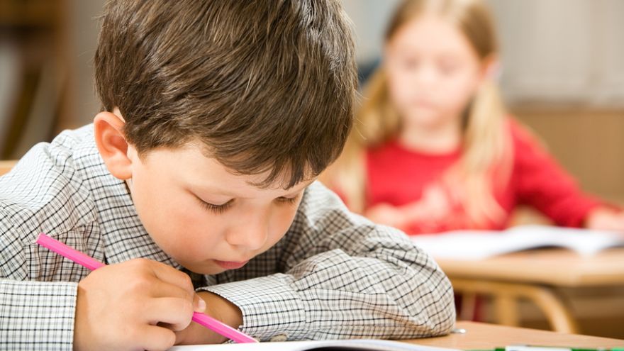 Zmena štátneho vzdelávacieho programu, podľa ktorej sa majú prváci učiť iba spojité písané písmo, sa týka aj nadaných detí. Jana Jurášková a Martina Mátychová priblížili jeho význam pri vzdelávaní nadaných detí.